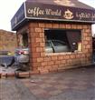 سيارة سعودية تنحرف وتقتحم محل المشروبات السريعة   