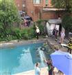 امرأة تقفز بسيارتها داخل حوض سباحة                                                                                                                    