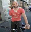 الشرطة الألمانية تعتذر لرجل قاد دراجته بيد واحدة 
