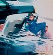 ضابط كويتى ينقذ شاب و فتاة بعد انقلاب السيارة بهما