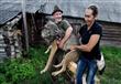 عائلة روسية تربي الذئاب كحيوانات أليفة                                                                                                                