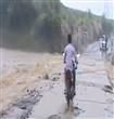 سائق دراجة نارية يحاول تحدى سيل جارف من المياه 