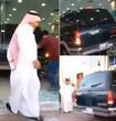 سعودي يقتحم سوبر ماركت بسيارته