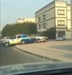مواطنون بالكويت يعترضون طريق سيارة تابعة للشرطة 