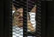 مبارك يدخل قفص الاتهام على سرير طبي ويلوح لأنصاره 
