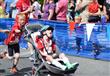 بالصور- طفل يشارك أخيه من ''ذوي الاحتياجات الخاصة'' في سباق ثلاثي