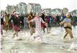  أوروبيون يرمون أنفسهم في الماء ''المثلج'' احتفالا