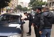 ضباط شرطة يقدمون الحلوى لمواطنين في ذكرى الثورة