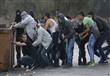 فلسطينيون يحاولون الاحتماء من رصاص الجيش الإسرائيل