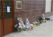 مواطنون يضعون إكليلًا من الزهور أمام السفارة الروسية تضامنًا مع حادث الطائرة المنكوبة (2)                                                                                                               