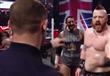 روني يصفع المصارع باريت في عرض المصارعة (7)                                                                                                                                                             