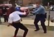 شرطية أمريكية ترقص لفض شجارعنيف بين مراهقتين
