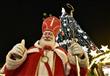رجل في لباس "سانتا كلاوس" يبتسم لكاميرا التصوير في مدينة دورتموند، ألمانيا.                                                                                                                             