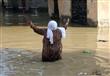 سيدة تقوم بالدعاء على المسئولين في أزمة الأمطار بالاسكندرية                                                                                                                                             