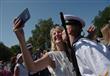 طالب في البحرية ناخيموف في سيفاستوبل يقبل فتاة بعد إنتهاء مراسم أداء القسم                                                                                                                              