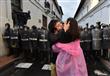 زوجان يقبلان بعضهما خلال مظاهرة ضد الحكومة في إكوادور، 19 مارس 2015                                                                                                                                     