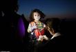 طفلة صغيرة ترتدي سترة واقية أثناء استعدادها لركوب قارب مطاطي من اجل الانتقال إلى اليونان