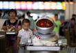 مطعم صيني طاقم عمله من الروبوتات                                                                                                                                                                        