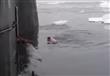 ضباط الغواصات الروسية يسبحون في المياه المتجمدة