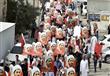 خرج المحتجون في مسيرات وهم يحملون علم البحرين، وصو