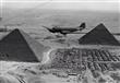 طائرة نقل عسكرية تحلق فوق أهرامات الجيزة في مصر عا