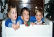 ثلاثة أشقاء يعيدون تمثيل أغرب صور طفولتهم                                                                                                                                                               