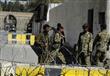 مسلحون حوثيون وجنود في دورية أمام القصر الرئاسي في