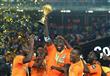 يايا توري يرفع كأس إفريقيا 2015