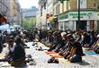 بعض المصلين المسلمين بشوارع فرنسا