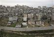 يفصل الجدار العازل بين المناطق الفلسطينية والإسرائ