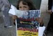 طفلة فلسطينية ترفع مصلقا للتضامن مع العالقين في مخ