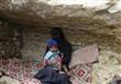 امرأة تقيم في كهف بعد فرارها من القصف على صعدة