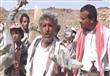 عناصر من جماعة الحوثي تحمل حطام الطائرة المغربية ب