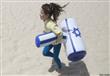 فتاة تلعب قرب الساحل الإسرائيلي في ذكرى تأسيس إسرا