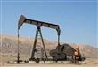النفط يتراجع لكن الخام الأمريكي بصدد الصعود