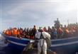 أحد رجال خفر السواحل الإيطاليين يساعد في انقاذ قار