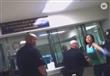 فتاة تعتدي على ضابط داخل مطار بأمريكا 