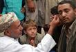 رجل يضع الكحل على عينيه لكونها من التقاليد المحلية في رمضان باليمن                                                                                                                                      