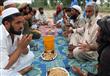 مدنيون في باكستان مشردون داخل البلاد هربوا من عملية عسكرية ضد طالبان في شمال وزيرستان خلال موعد الإفطار                                                                                                 