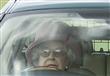 بعمر 89 سنة...ملكة بريطانيا تقود سيارتها بنفسها 