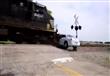 فيديو وصور.. شاهد صمود سيارة ليموزين أمام قوة قطار عملاق