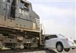 فيديو وصور.. شاهد صمود سيارة ليموزين أمام قوة قطار عملاق