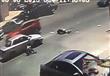 لحظة تعرض فتاتين لحادث دهس مروع على طريق في عمان