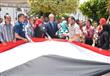محافظ المنيا يوقع علي أطول علم مصري طوله 12 ألف متر (3)                                                                                                                                                 
