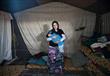 سوريات بمخيمات اللاجئين يحملن أطفالهن الرضع                                                                                                                                                             