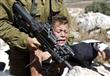 فتاة فلسطينية تعض جندي إسرائيلي (2)                                                                                                                                                                     
