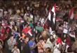 ضابط شرطة يوزع أعلام مصر على الأطفال 