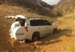 سيارة عالقة في الصحراء