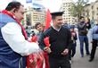 مواطنون يهدون الورود  لمدير أمن القاهرة أثناء تفقده ميدان التحرير (9)                                                                                                                                   