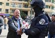 مواطنون يهدون الورود  لمدير أمن القاهرة أثناء تفقده ميدان التحرير (13)                                                                                                                                  